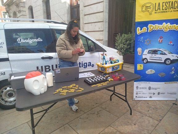 Vuelve la Divulgoneta a los pueblos de Burgos para acercar la ciencia a los más pequeños