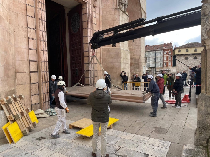 Las polémicas puertas de Antonio López llegan a la Catedral de Burgos entre gran expectación
