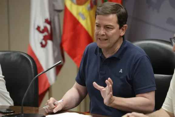 Mañueco aborda los incendios en León y anuncia la reconstrucción