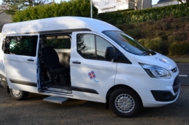 Behindertengerechtes Fahrzeug zu vermieten: Ford Transit Kombi