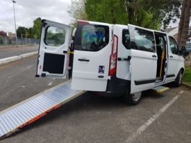 Behindertengerechtes Fahrzeug zu vermieten: Ford Transit L1H1