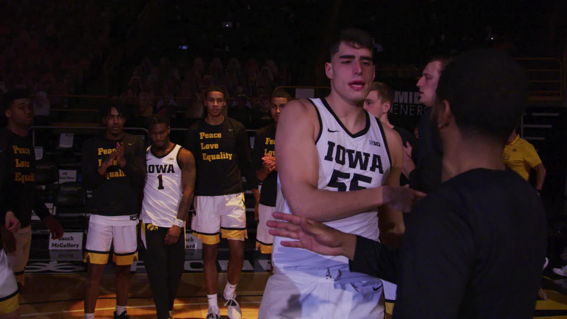 Luka Garza: Iowa star named AP men's college player of the year - Sports  Illustrated