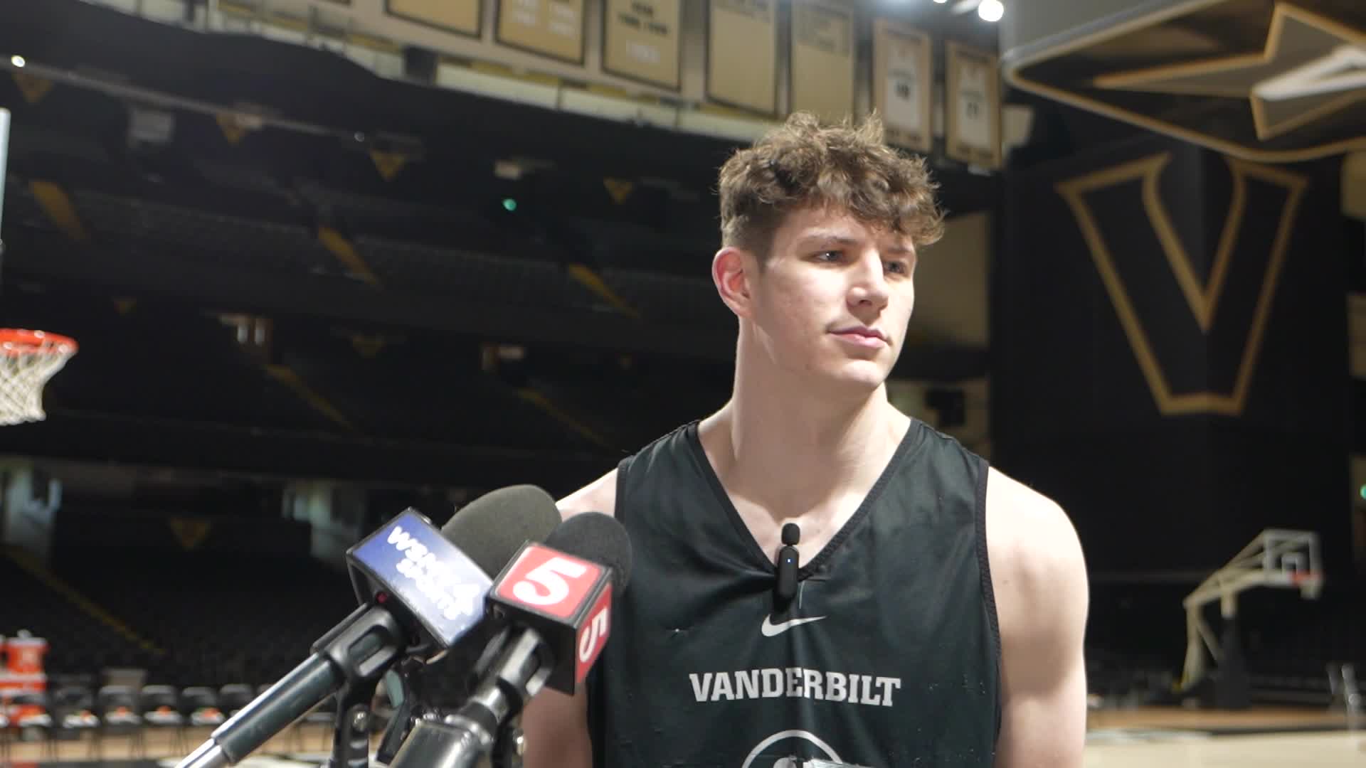 Vanderbilt's Tyrin Lawrence stuns No. 6 Tennessee with perfect buzzer-beater