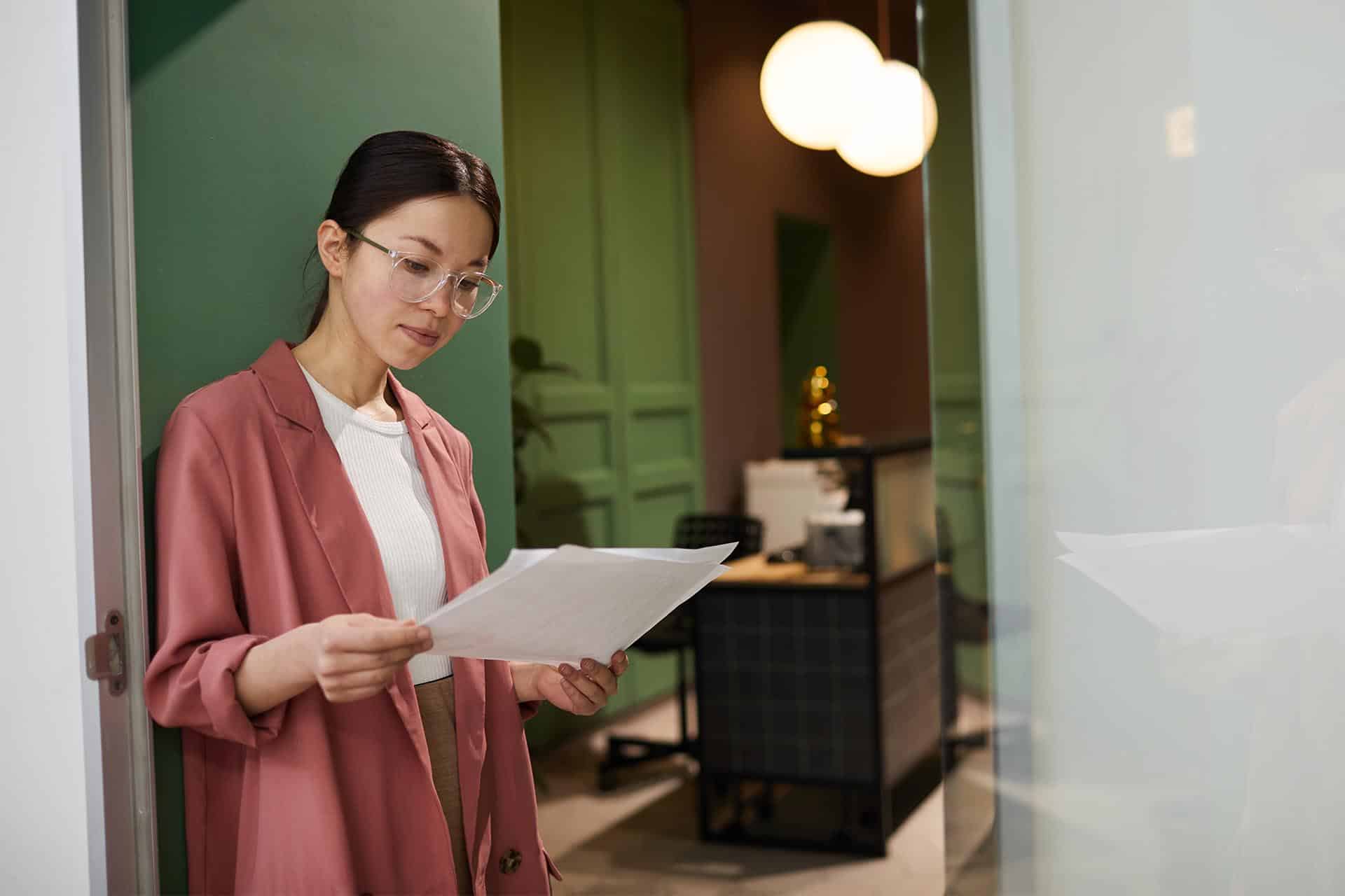 Kvinna som läser ett arbetsgivarintyg
