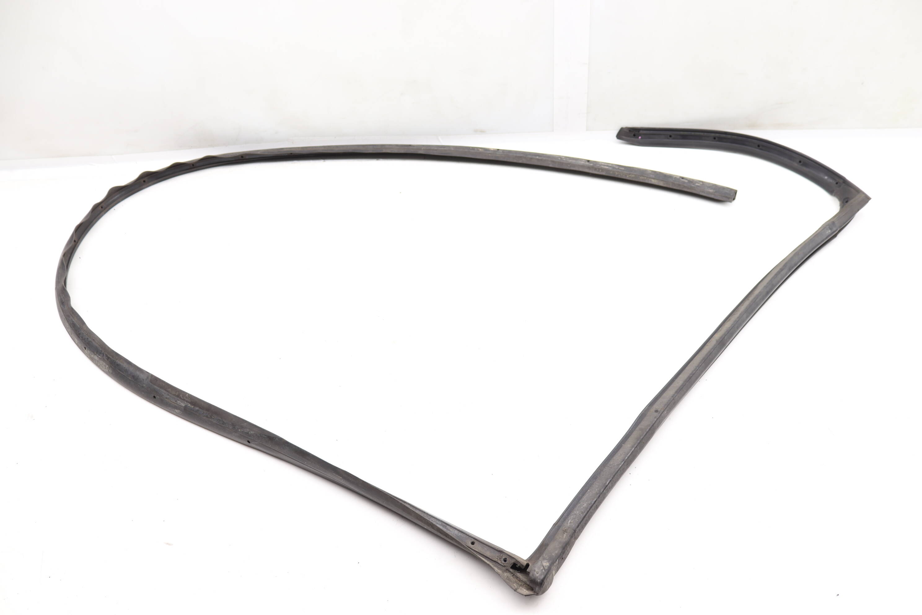 DOOR SILL SEAL / WEATHER STRIPPING (LOWER)