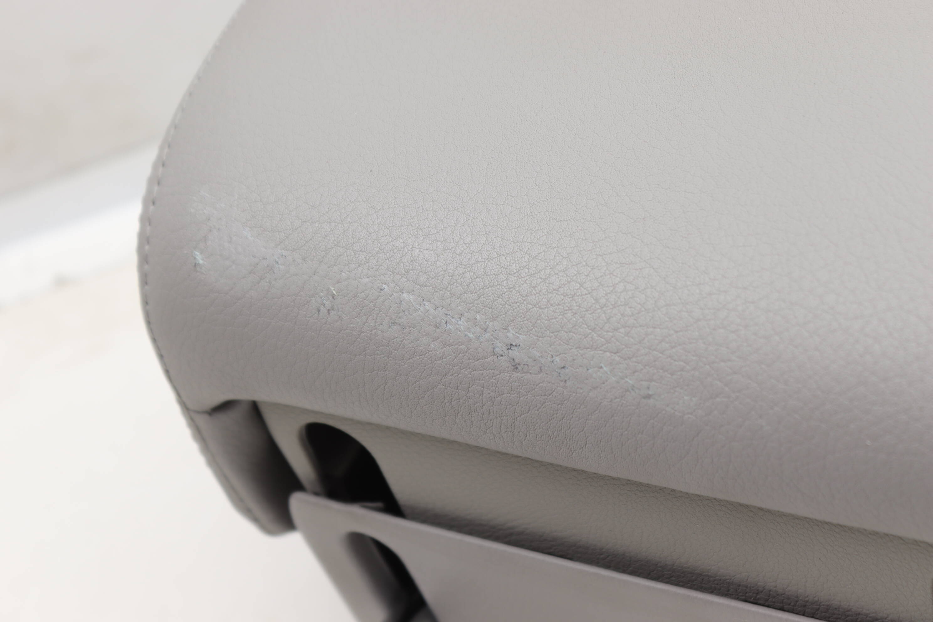 HEADREST / HEAD REST