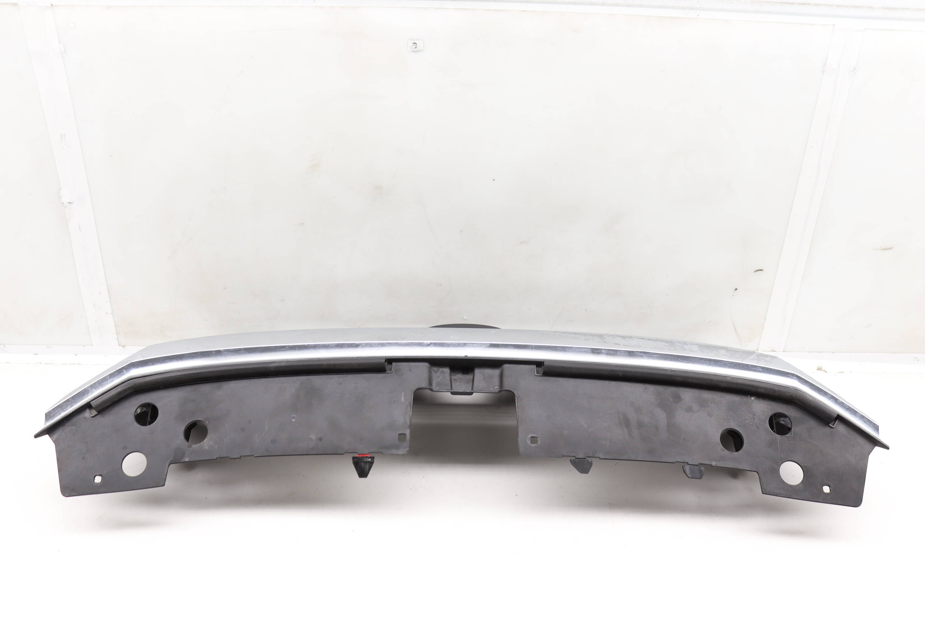 UPPER RADIATOR GRILLE ASSEMBLY