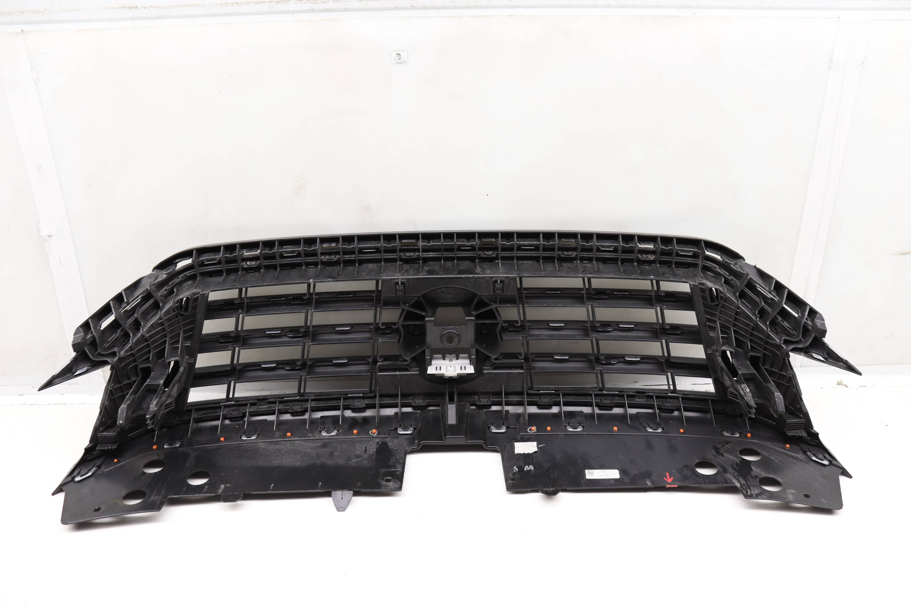 UPPER RADIATOR GRILLE ASSEMBLY
