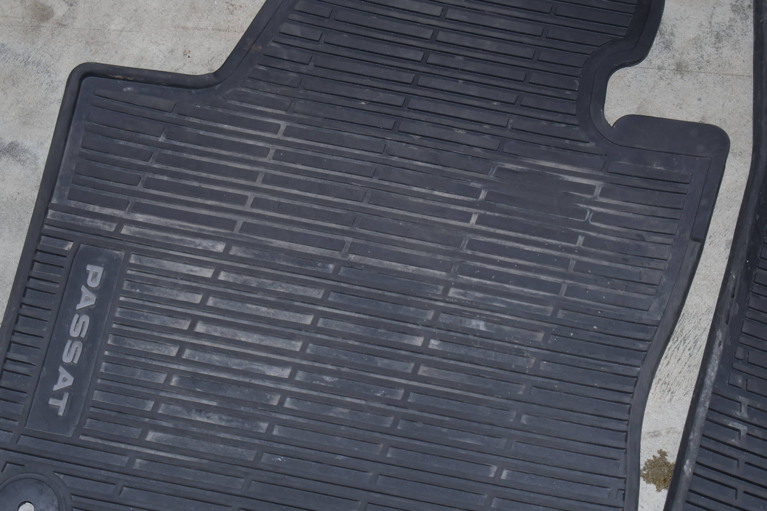 COMPLETE RUBBER FLOOR MAT SET (PASSAT)