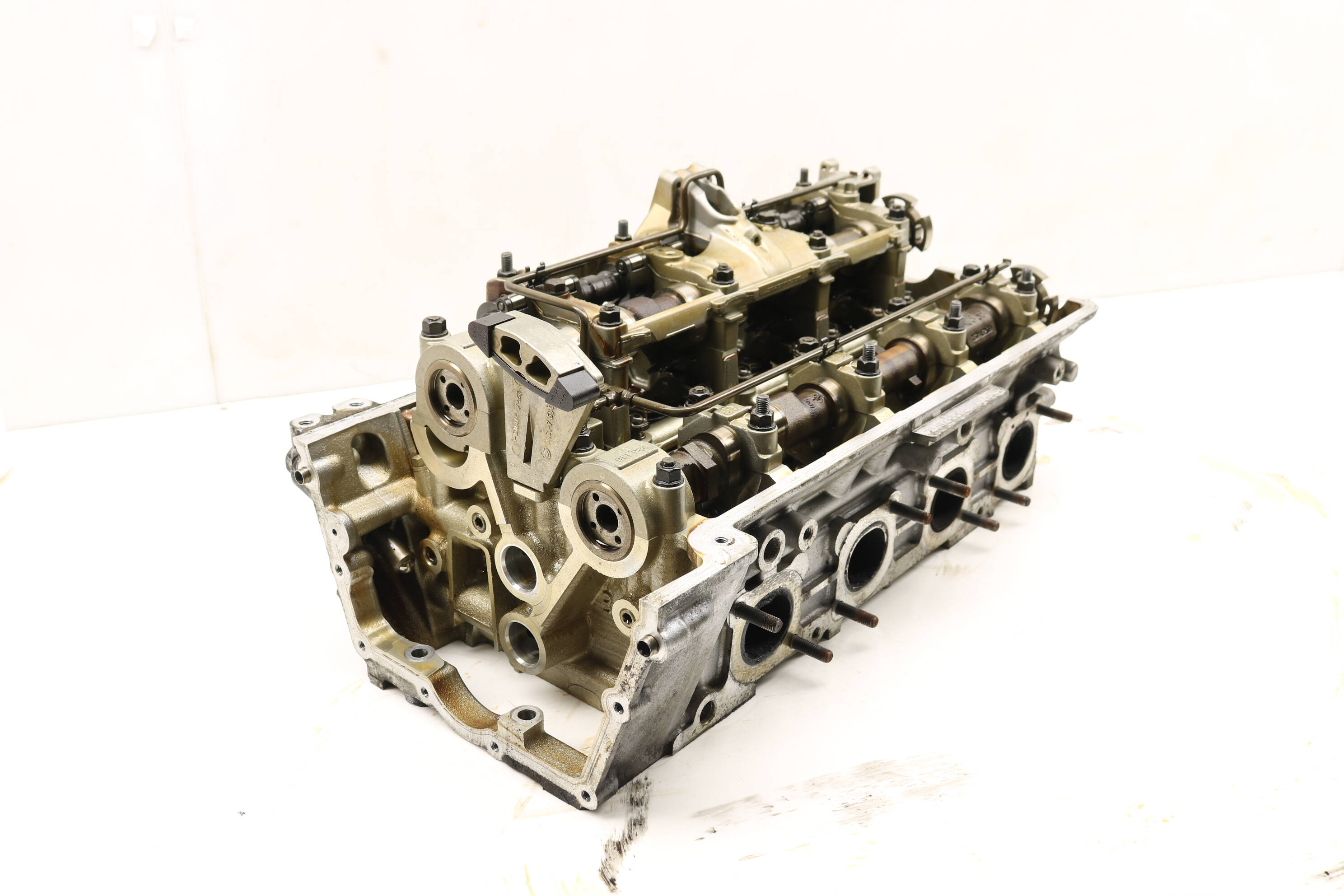ENGINE CYLINDER HEAD