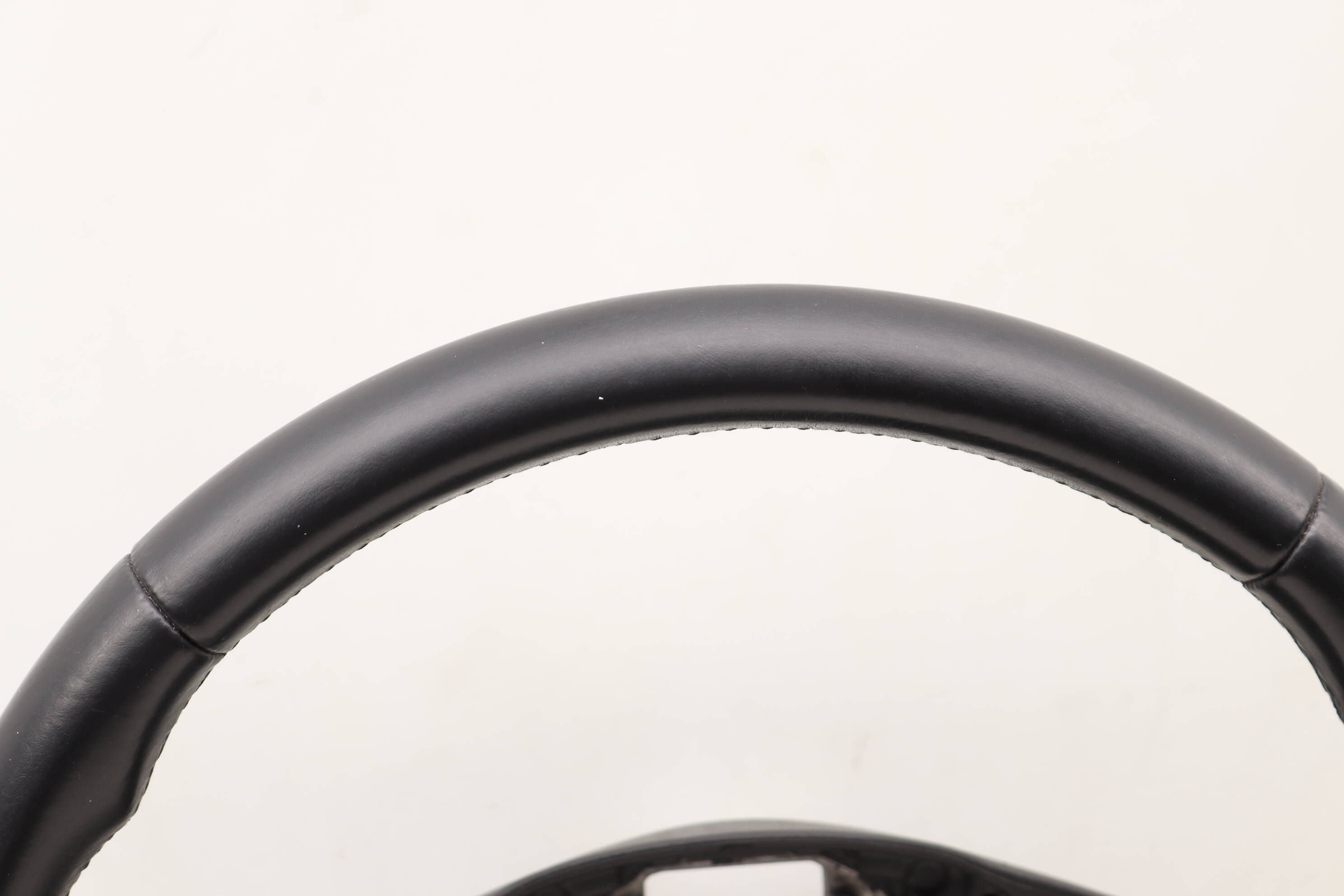 3-SPOKE LEATHER STEERING WHEEL