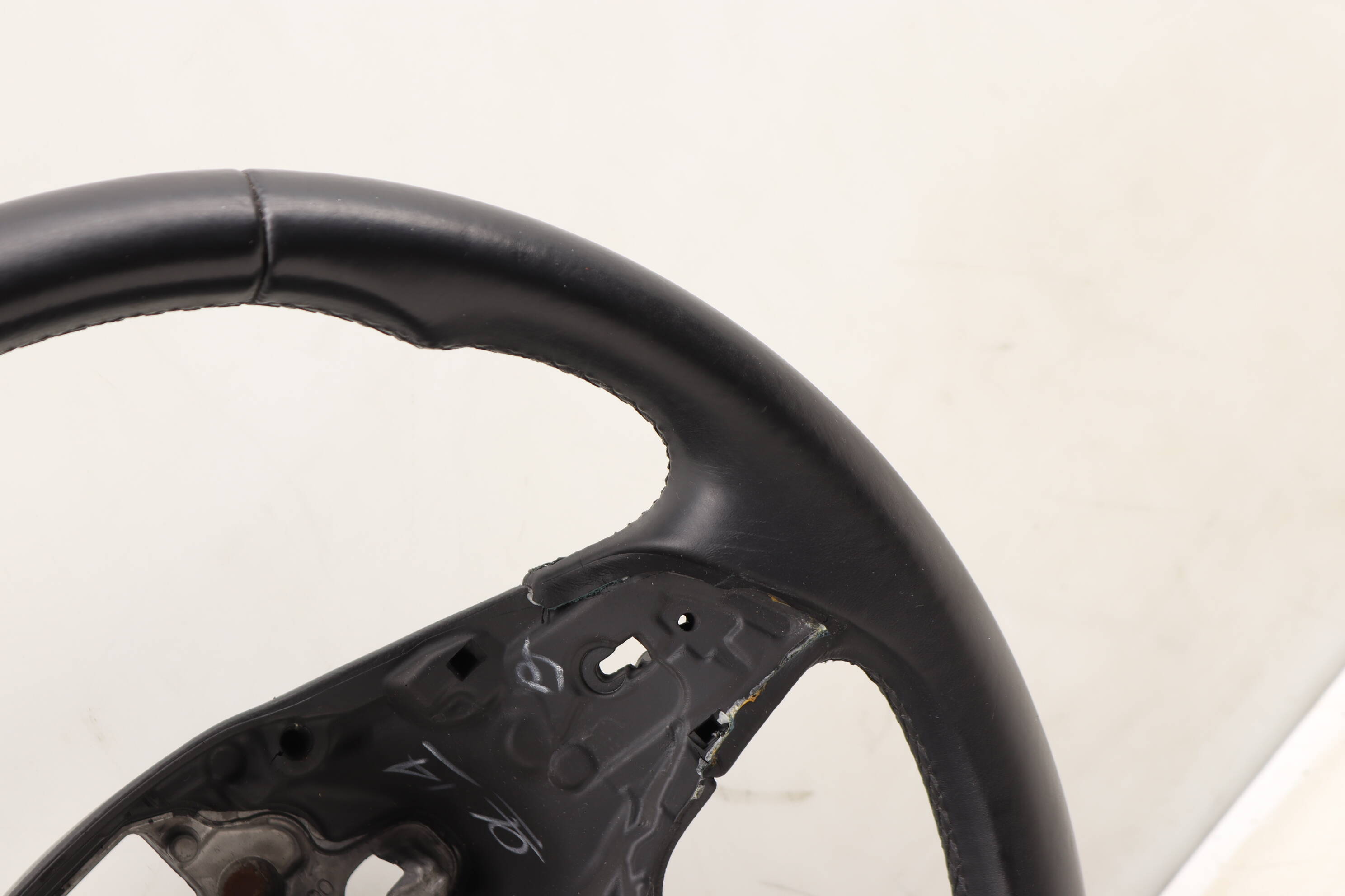 3-SPOKE LEATHER STEERING WHEEL