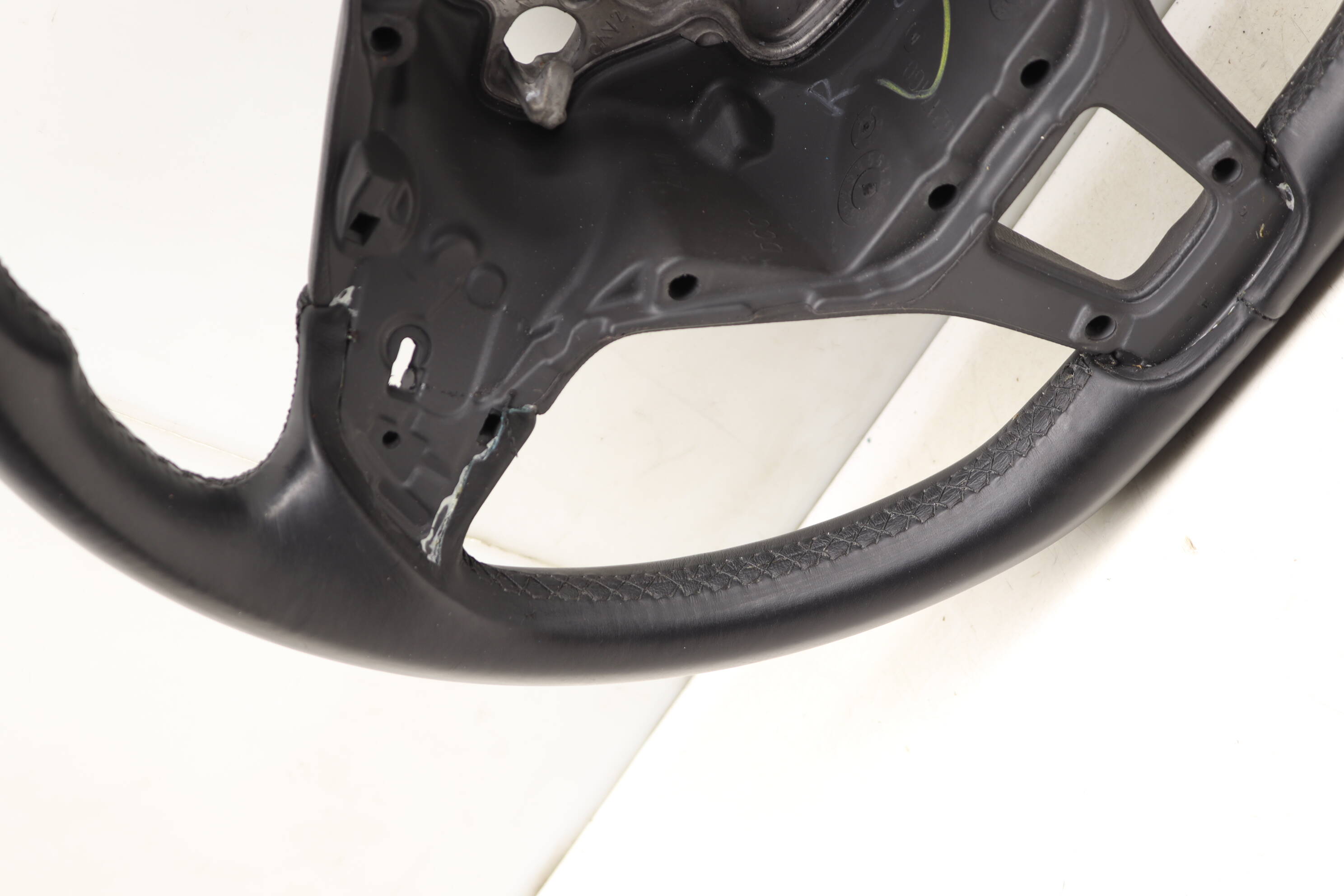 3-SPOKE LEATHER STEERING WHEEL