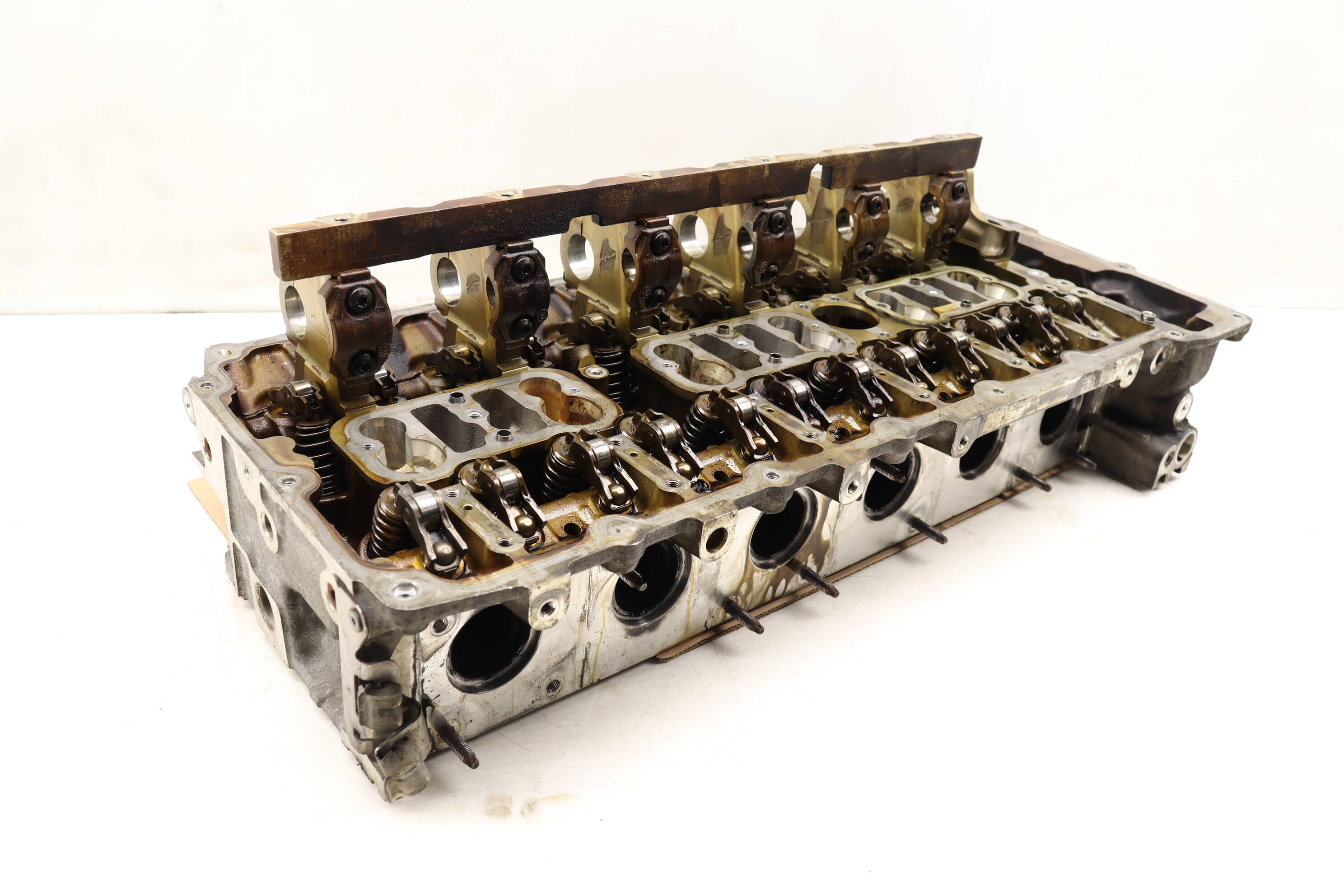 ENGINE CYLINDER HEAD