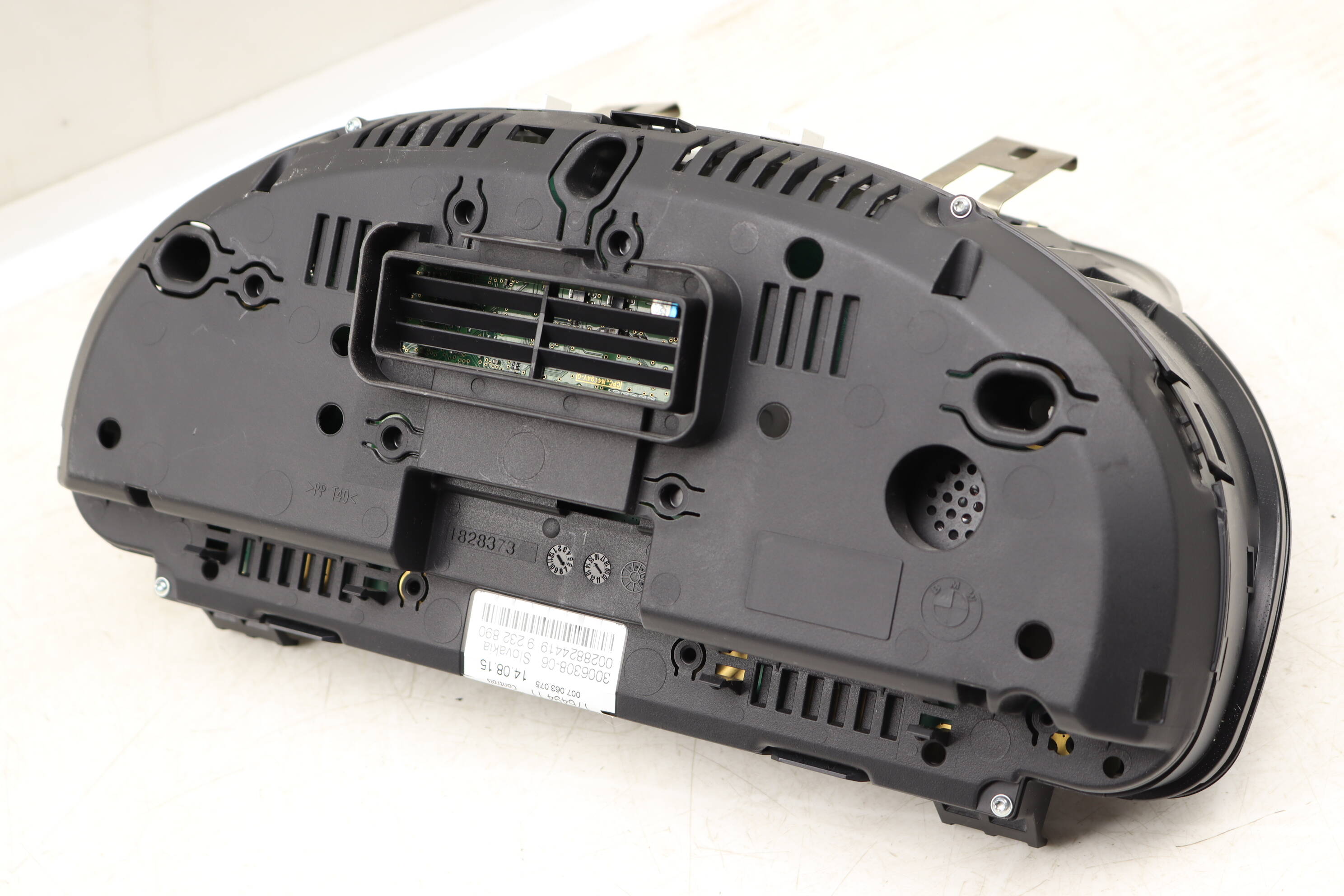 INSTRUMENT CLUSTER / SPEEDOMETER