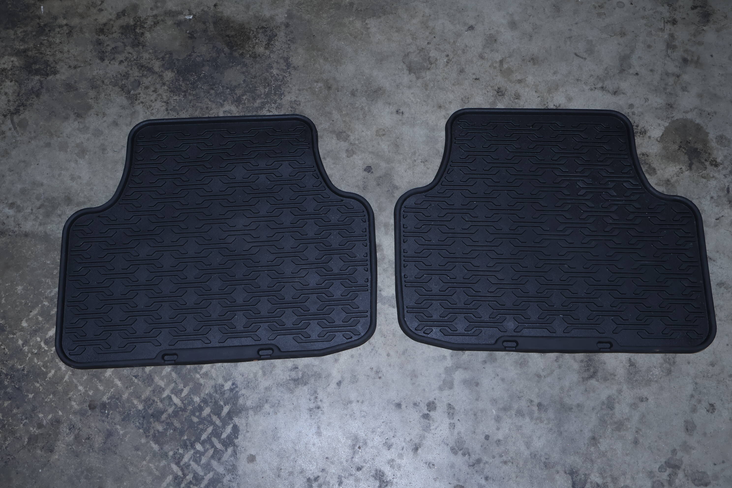 COMPLETE RUBBER FLOOR MAT SET (JETTA)