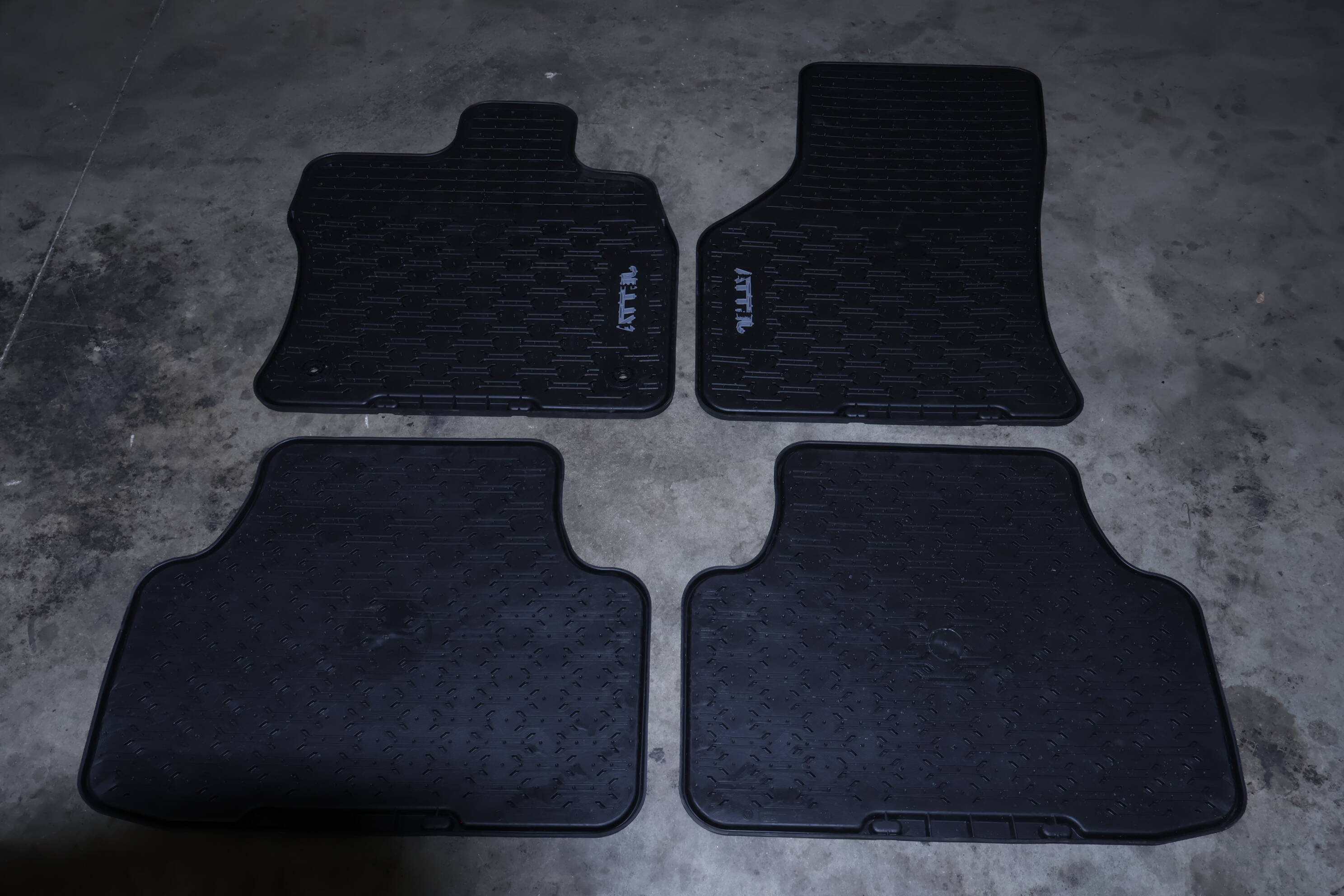 COMPLETE RUBBER FLOOR MAT SET (JETTA)