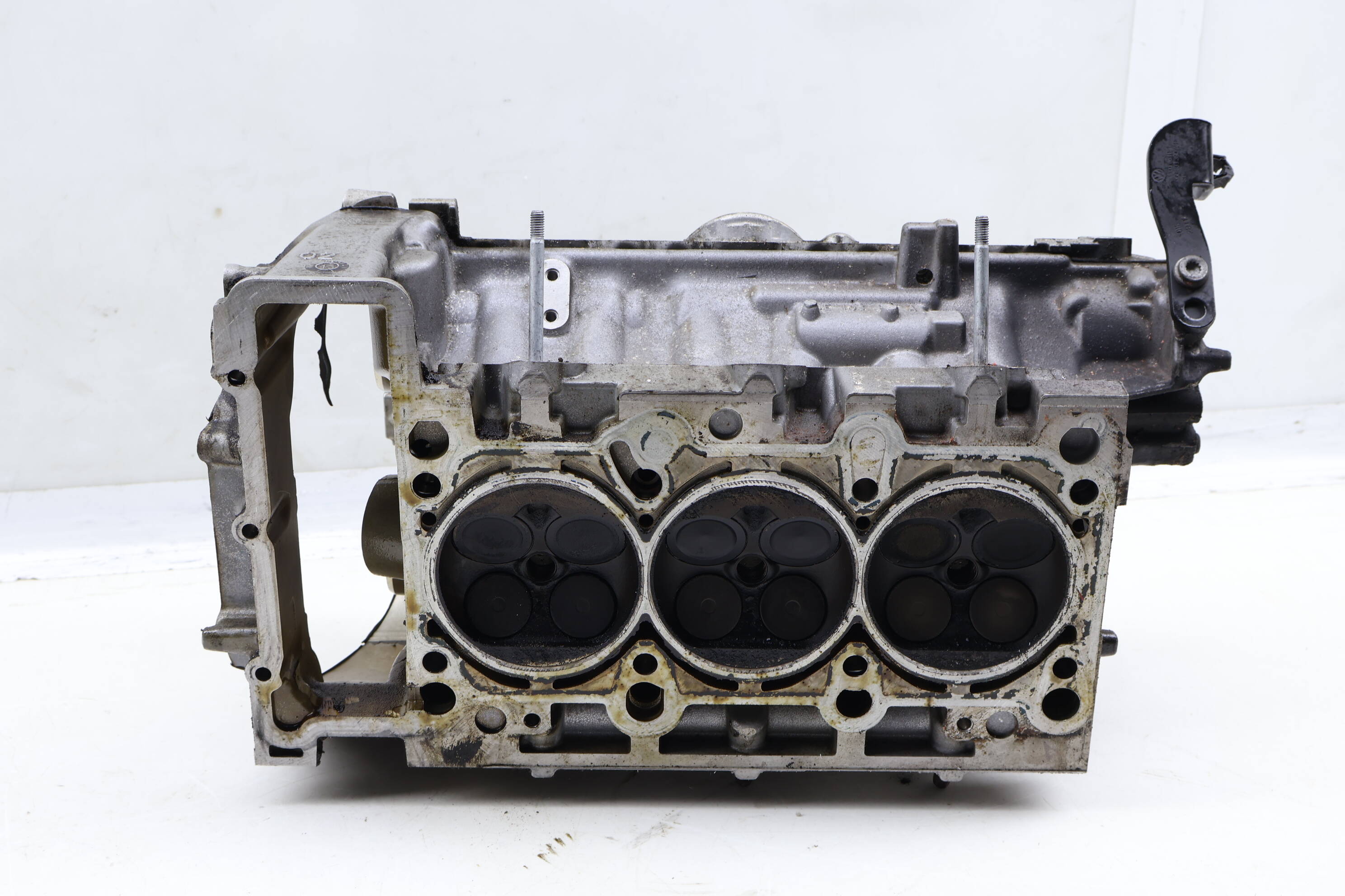3.2L ENGINE CYLINDER HEAD
