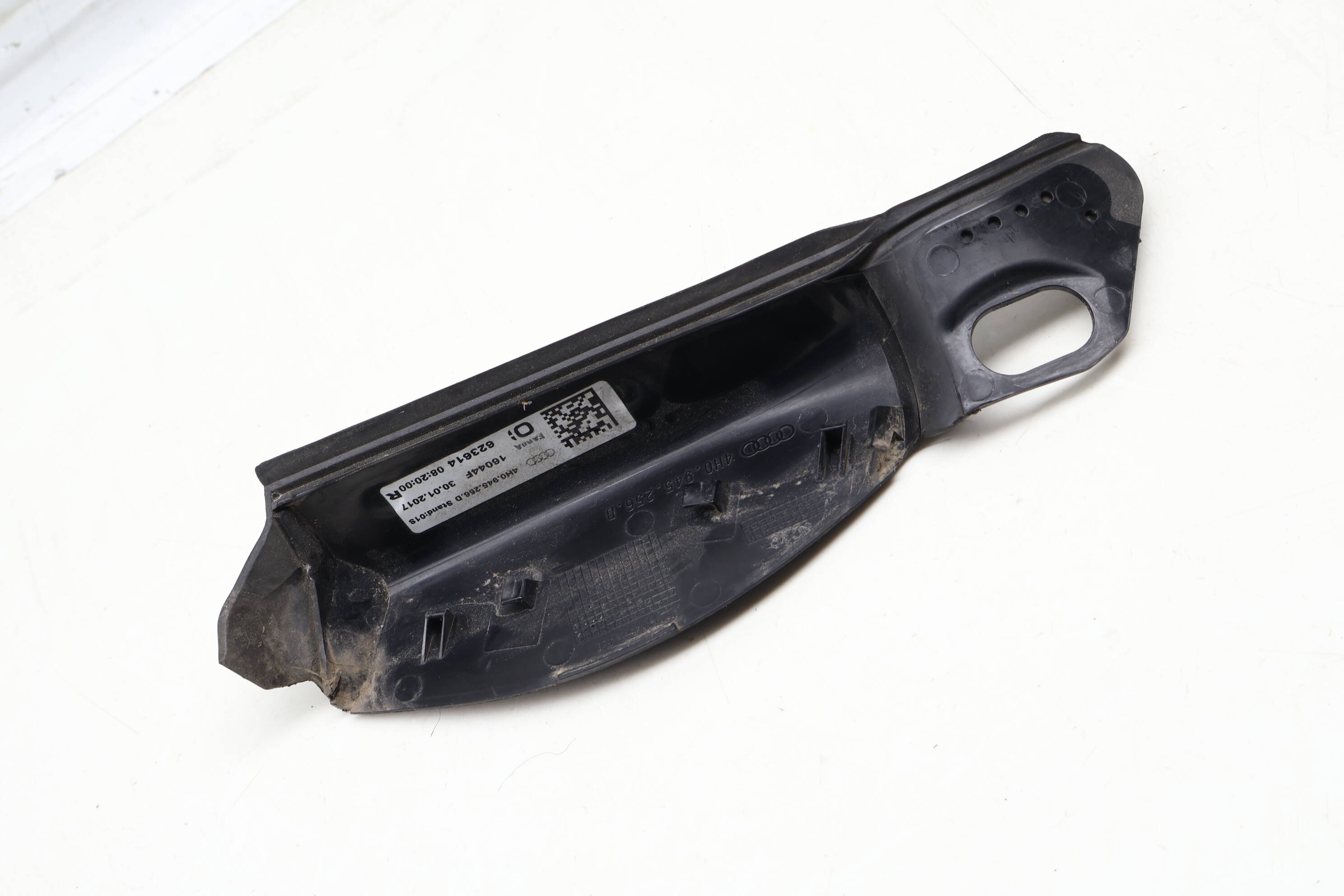 INNER TAIL LIGHT / LAMP TRIM