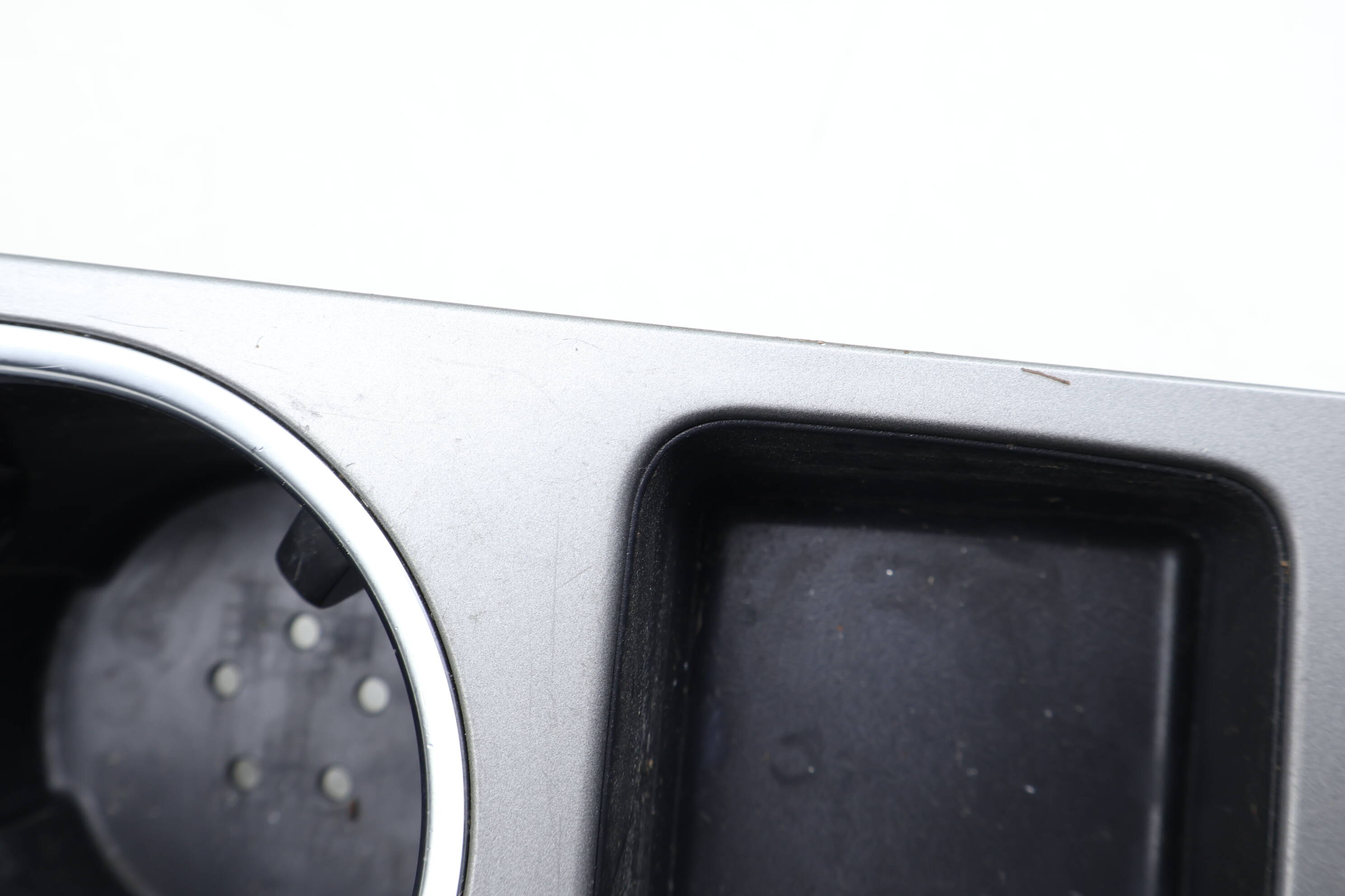 CENTER CONSOLE TRIM / CUP HOLDER