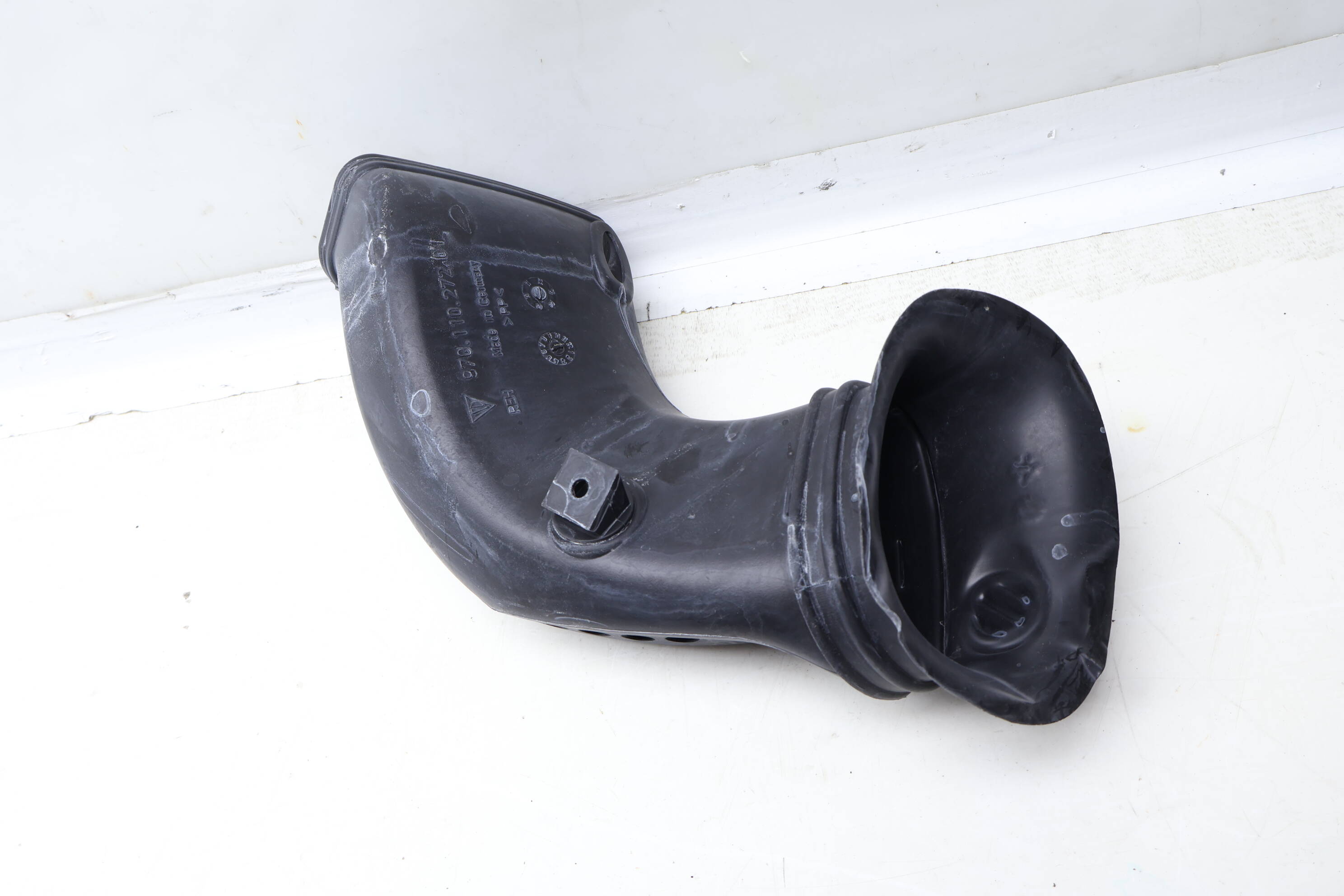 AIR INTAKE DUCT / TUBE