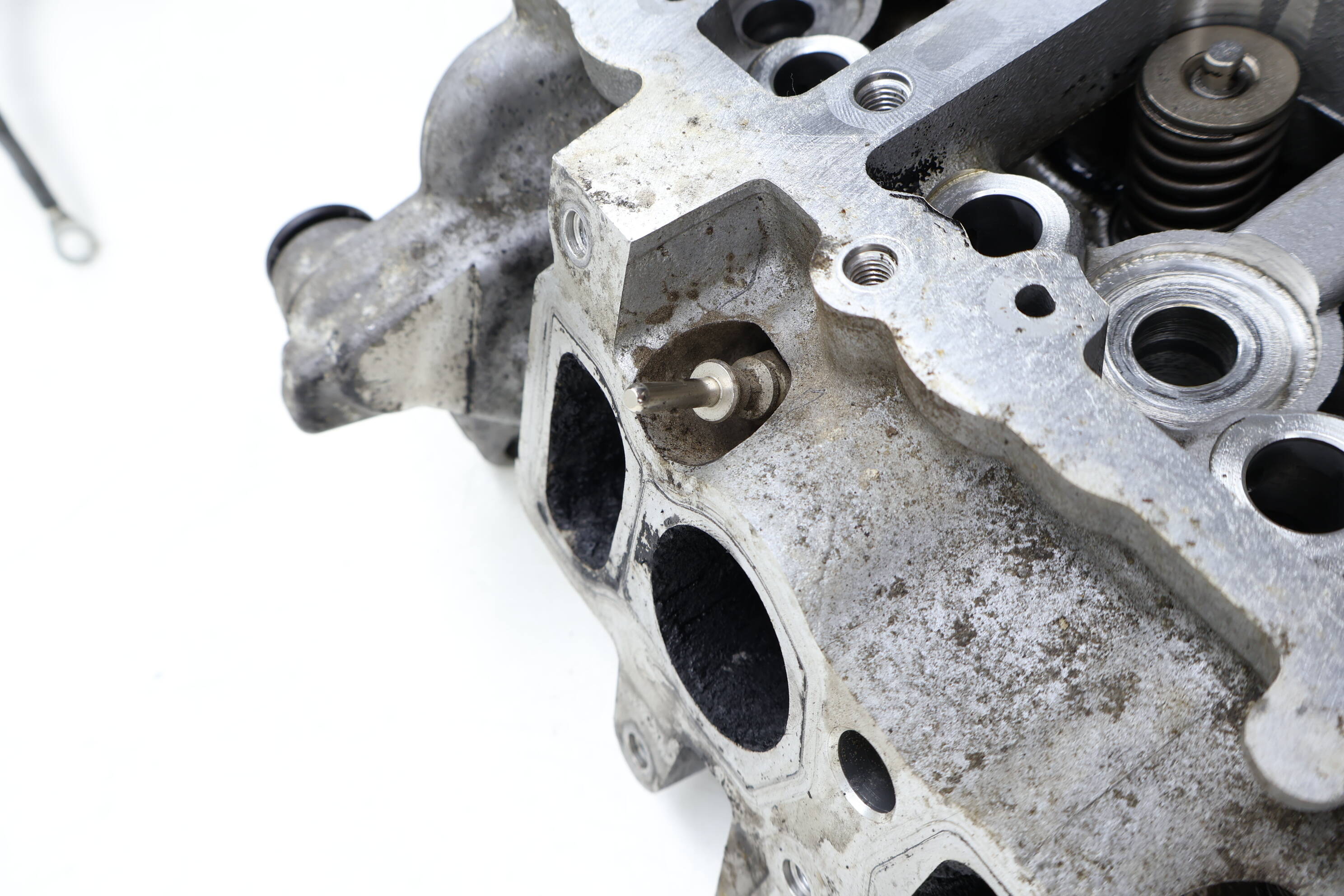 2.0L ENGINE CYLINDER HEAD