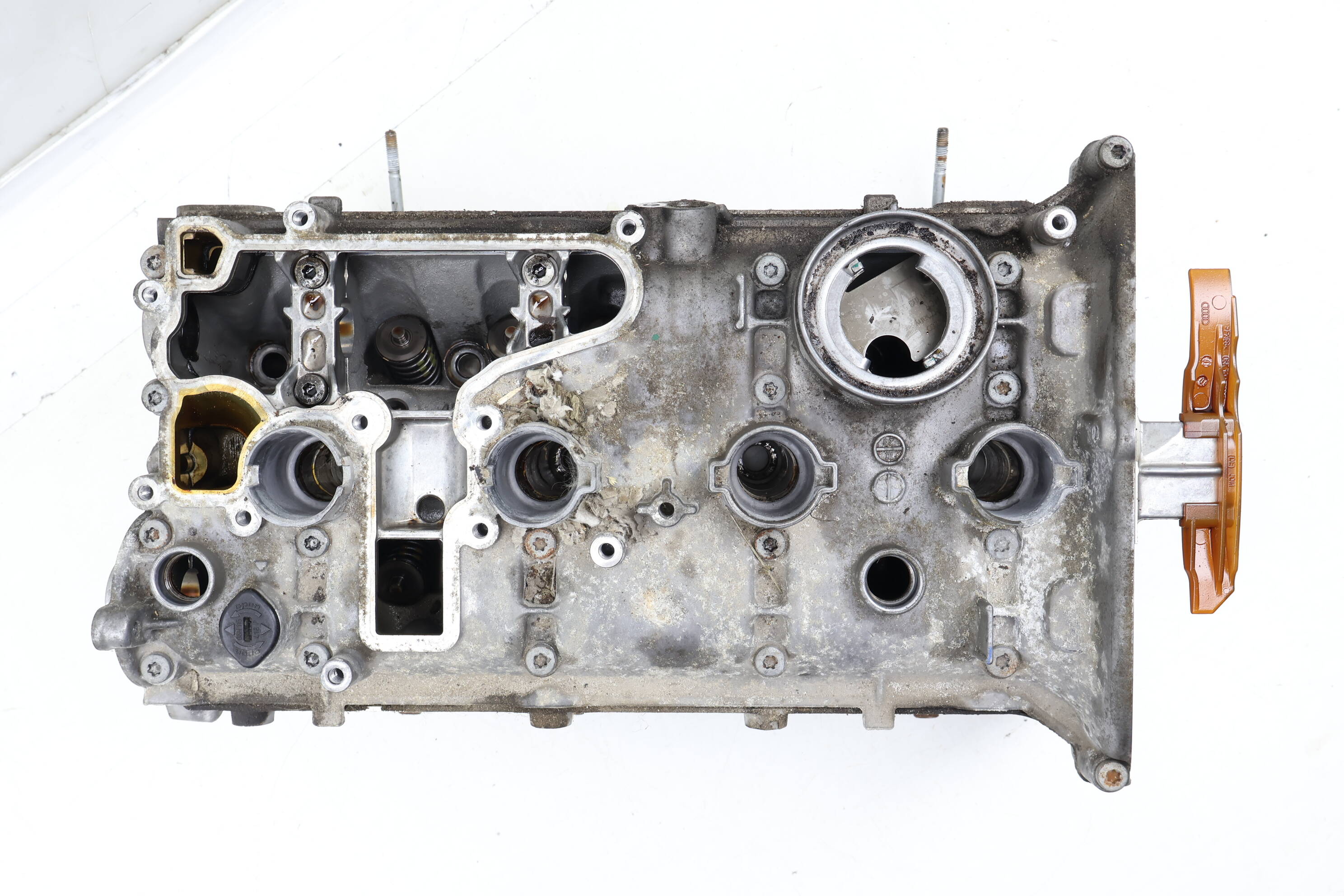 ENGINE CYLINDER HEAD