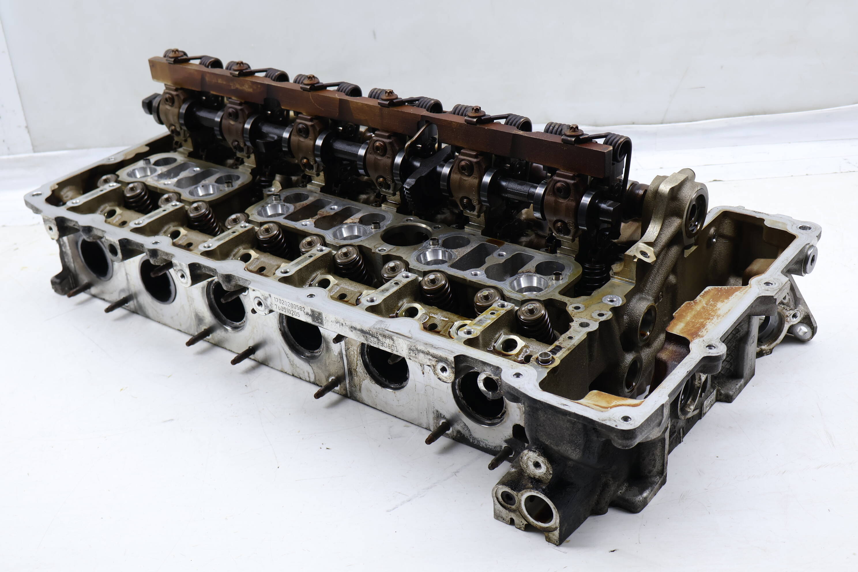 ENGINE CYLINDER HEAD