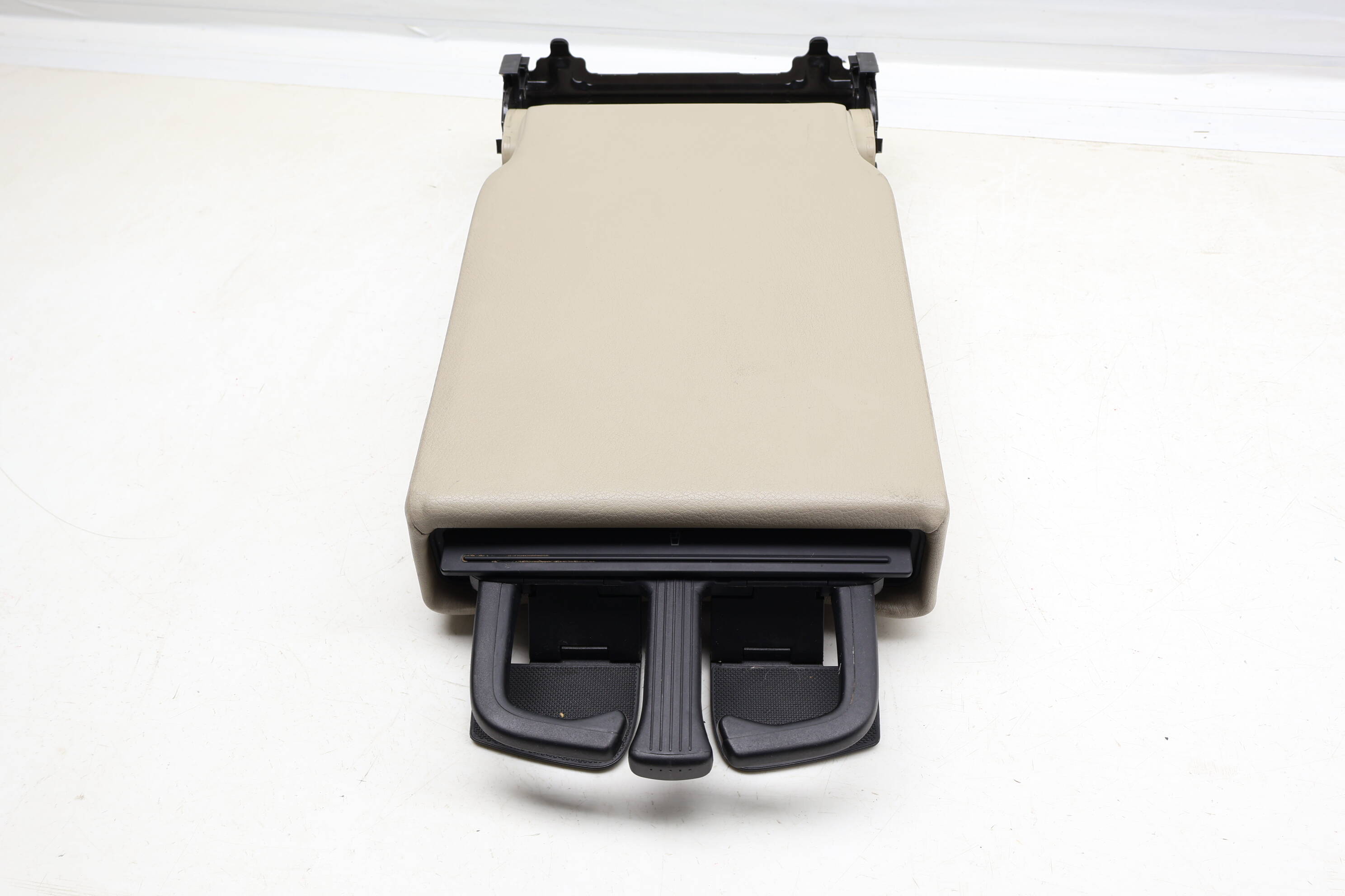 2ND ROW ARMREST / CUP HOLDER