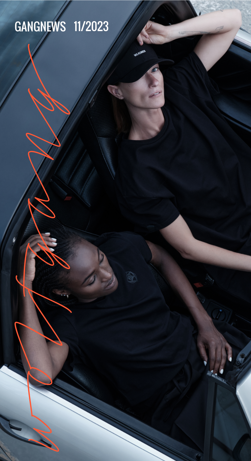 Tlačítko do sekce novinky, hlavní banner, 2 modelky sedící v autě