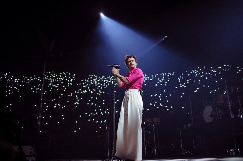 Top 16 Cheap Love On Tour Merchandise For All Harry Styles Lovers Who Wanna Burn Out At His Concerts