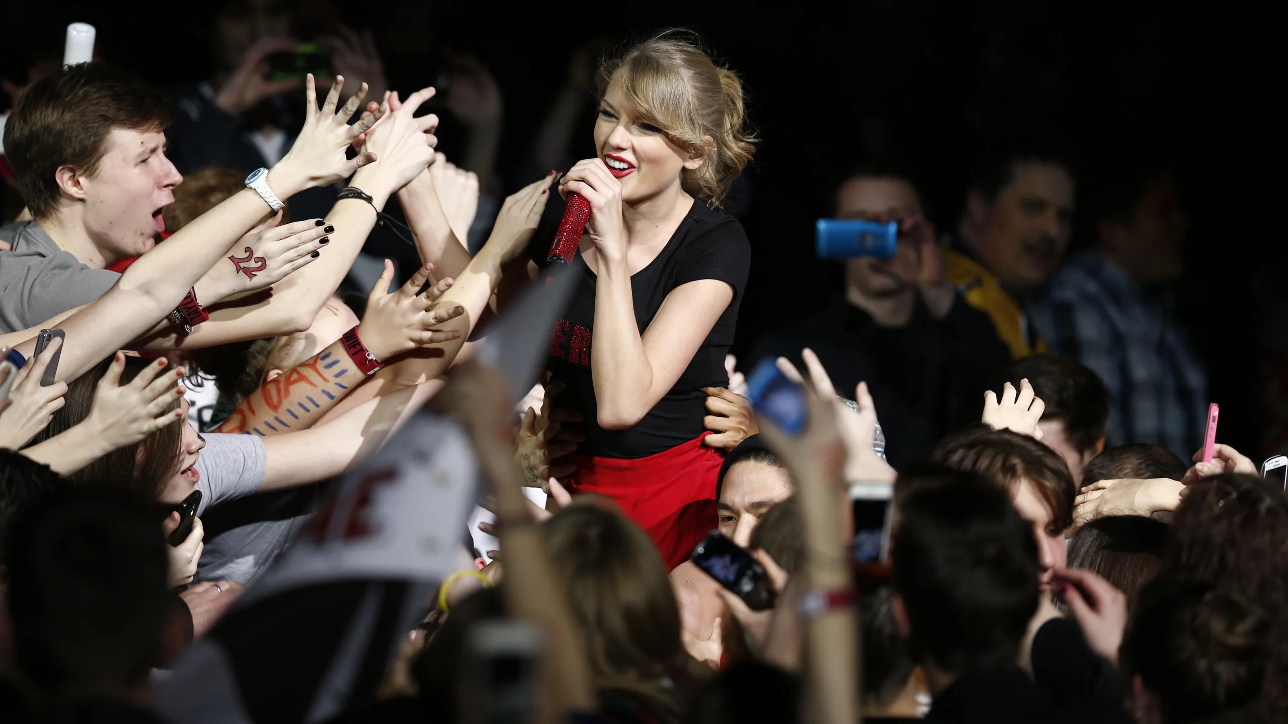 Top 39 Awesome Gifts For Taylor Swift Fans That Make Any Swifties Jump for Joy