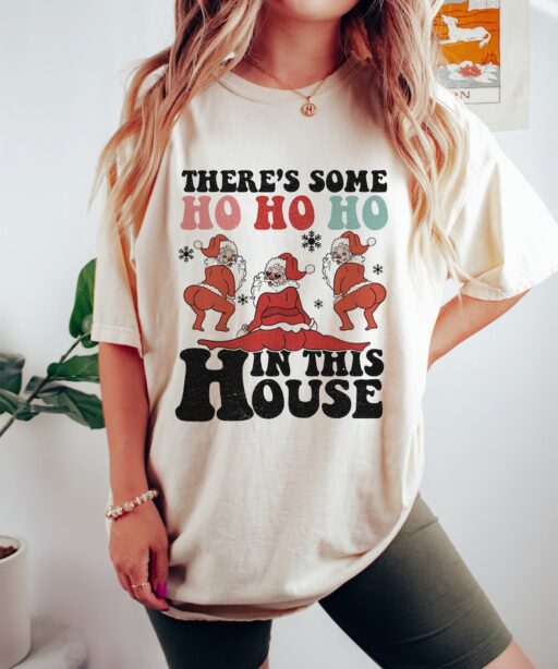 Funny Santa Ịn This House Christmas Shirt