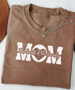 Mom The Heart of the Family Shirt Comfort Colors® – Cute Mother’s Day Gift, New Mom Tee, Soft Vintage Mama Shirt, Unisex Oversized T-Shirt