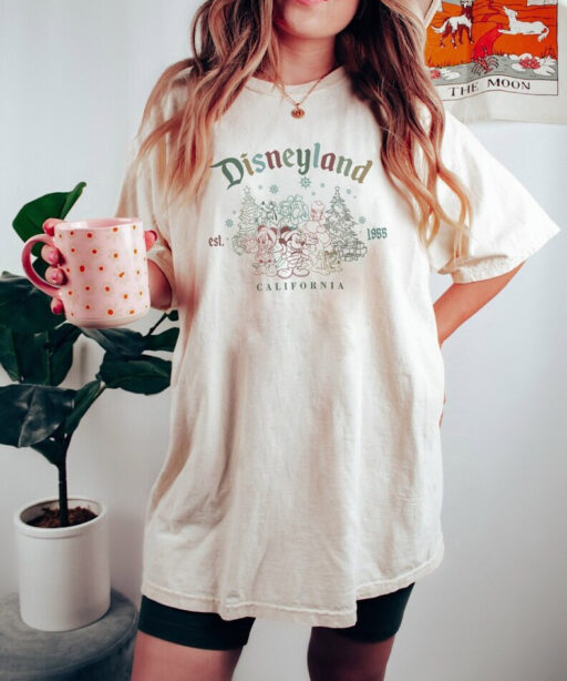 https://storage.googleapis.com/woobackup/jerryclothing/2023/09/Disneyland_Est_1955_Christmas_Comfort_Colors_Shirt_Mickey_Minnie_And_Friends_Christmas_Shirts_Mickey_Christmas_Shirt_Merry_Christmas_2023_0-512x614.jpg