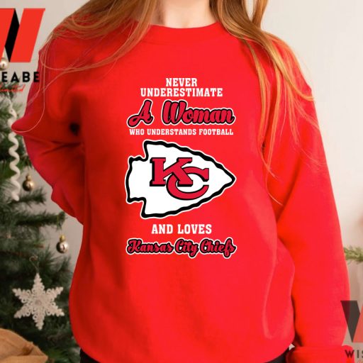 2023 Hot Patrick Mahomes Never Underestimate A Woman Loves Mahomes Chiefs  Shirt - Wow Tshirt Store Online