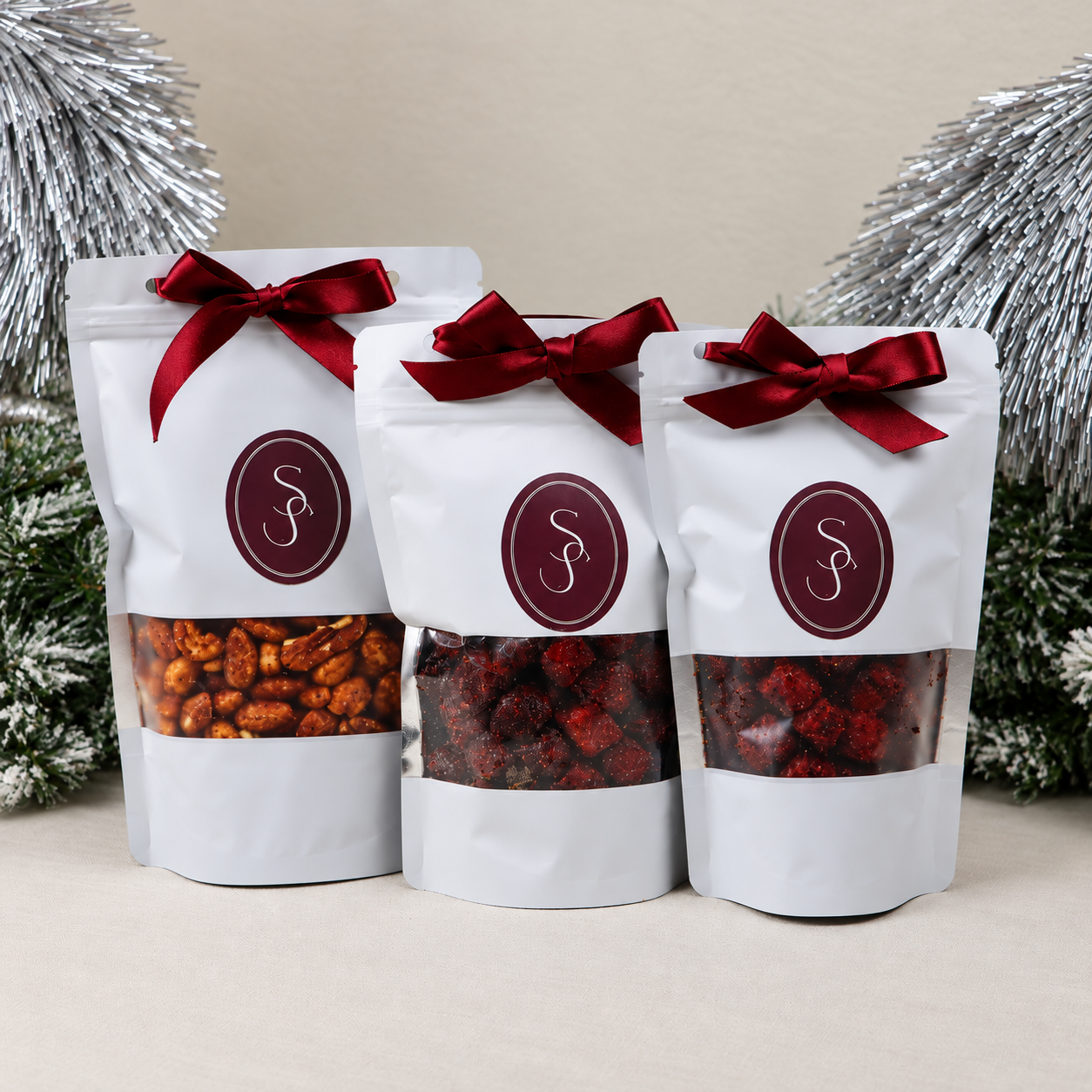 Tres bolsas de regalo blancas con ventana transparente moño rojo navideño