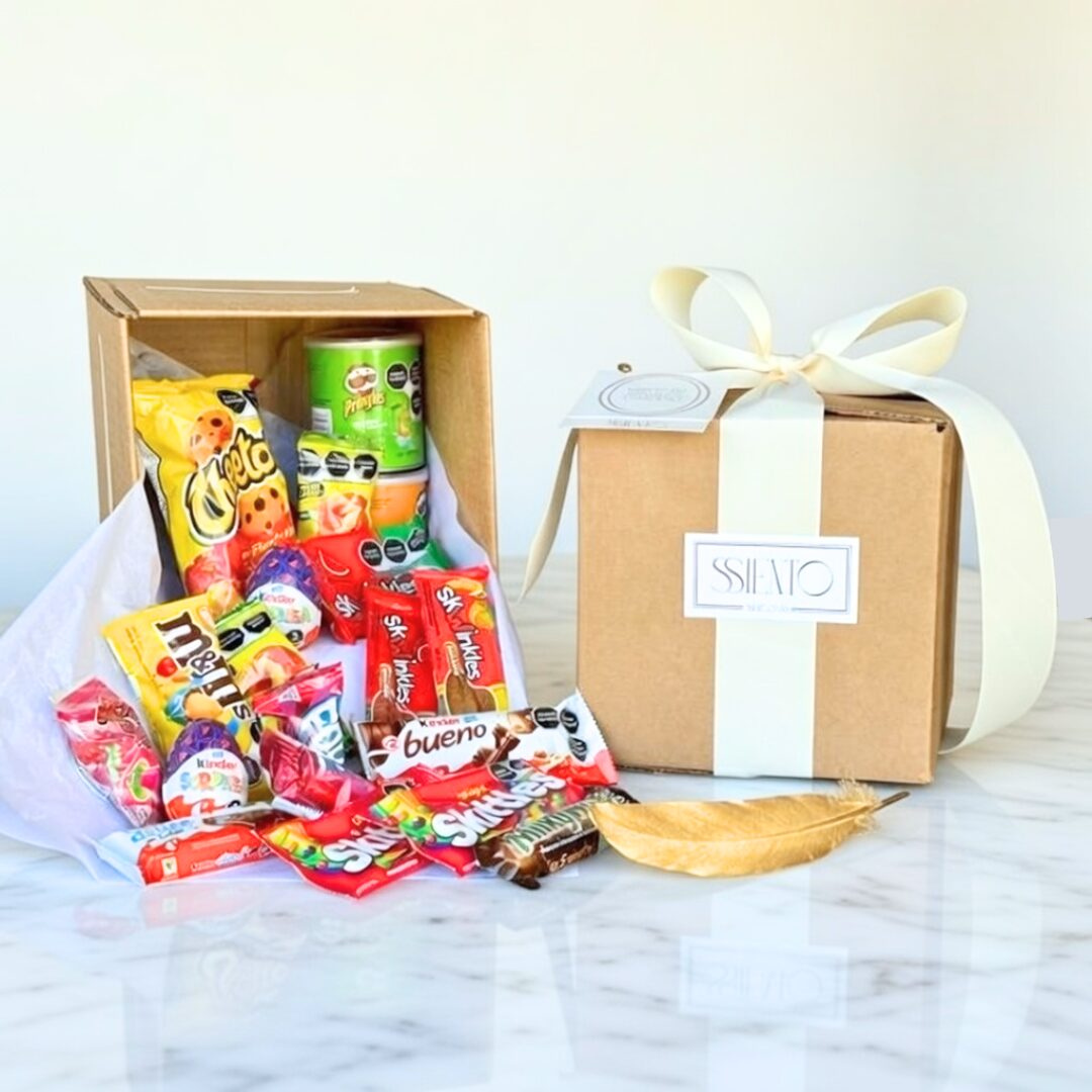 Caja de dulces Ssiento con chocolates, papas y golosinas surtidas y moño de listón crema