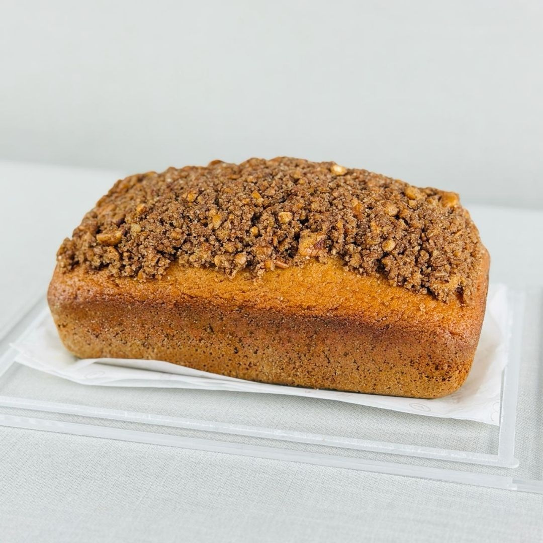 Panqué tipo coffee cake artesanal servido sobre base transparente