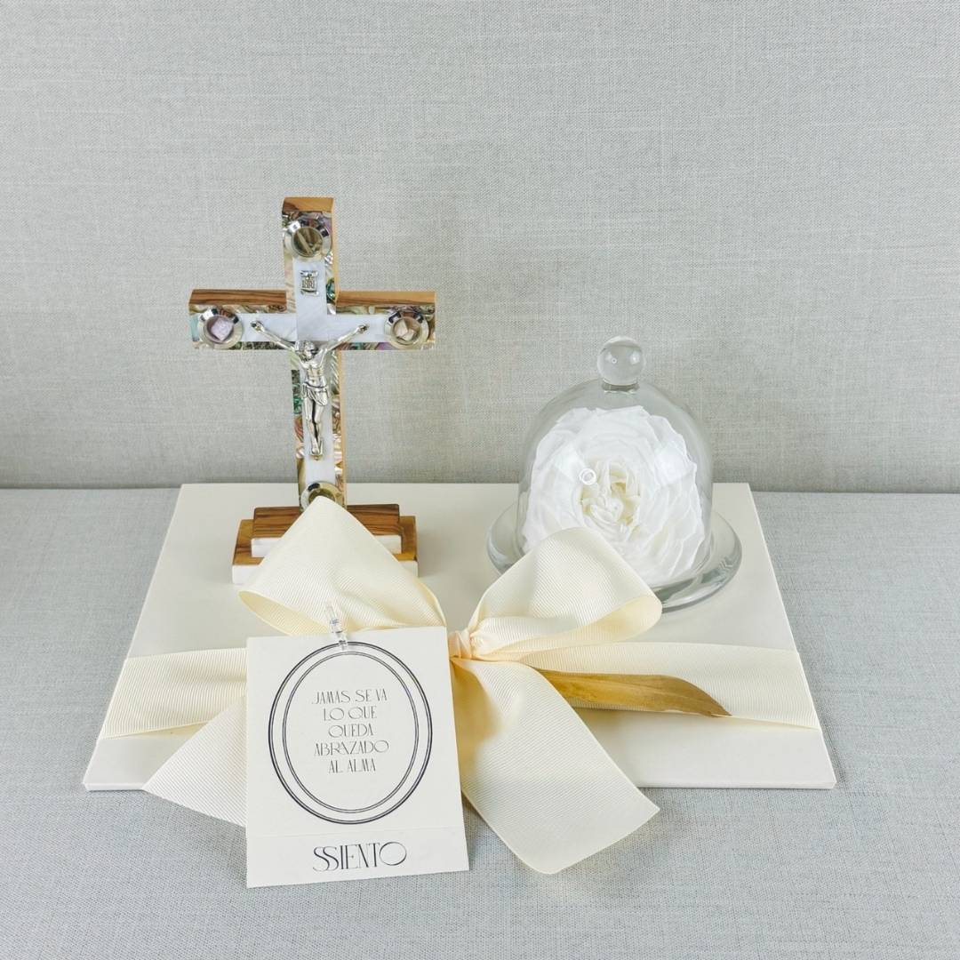 Kit de regalo religioso con cruz de madera de olivo con nácar y rosa blanca preservada en domo de cristal