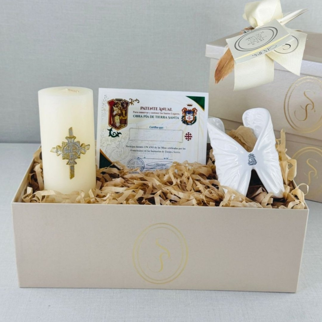 Set de regalo con vela, certificado Obra Pía de Tierra Santa y mariposa de cerámica blanca