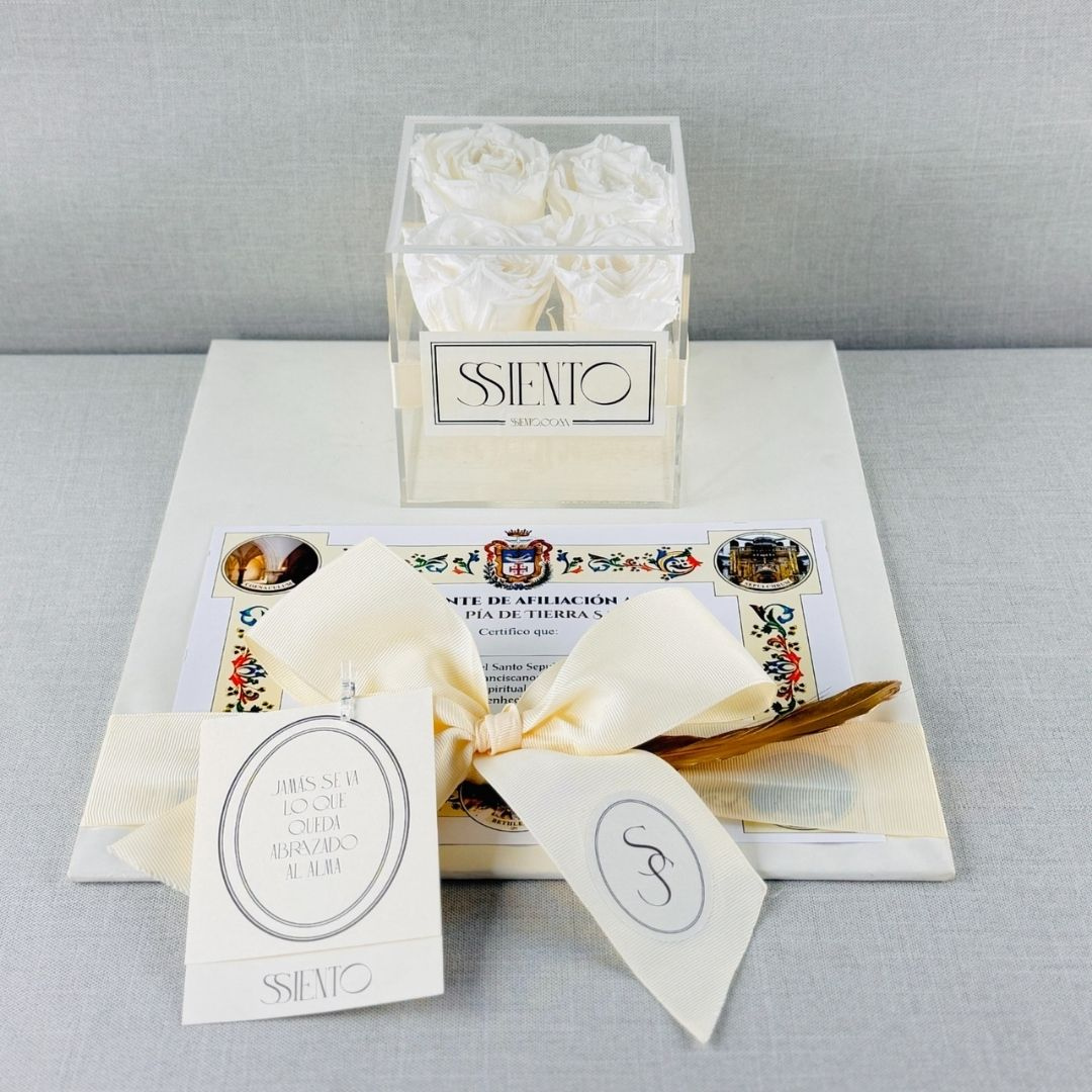 Kit Selecto 4 con rosas blancas preservadas en caja de acrílico, patente y moño crema