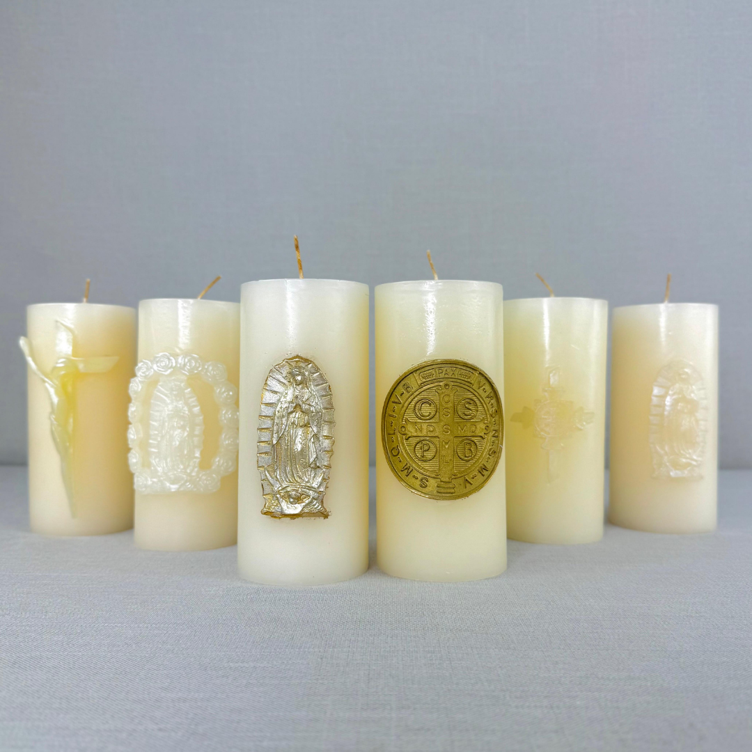 Colección de cirios mini color marfil con Cristo, Vírgenes, San Benito y cruces en relieve