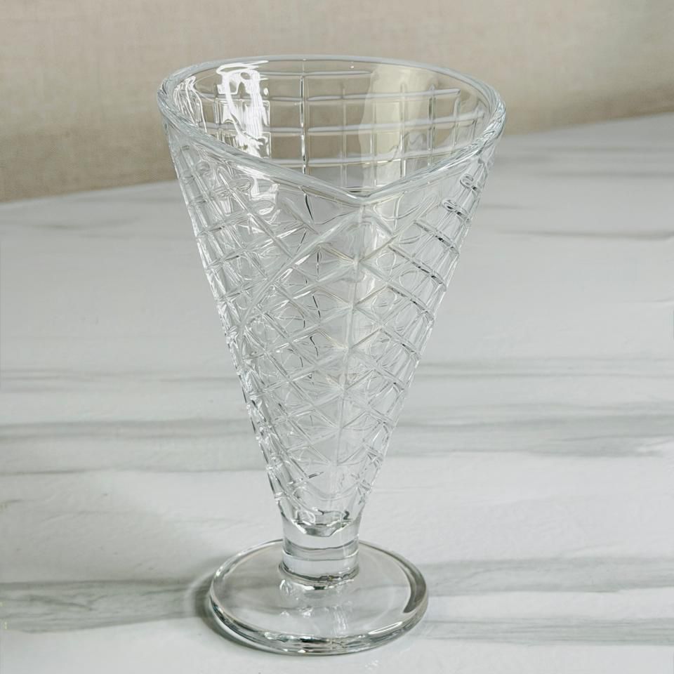 Copa de cristal con diseño grabado de rombos y forma triangular superior