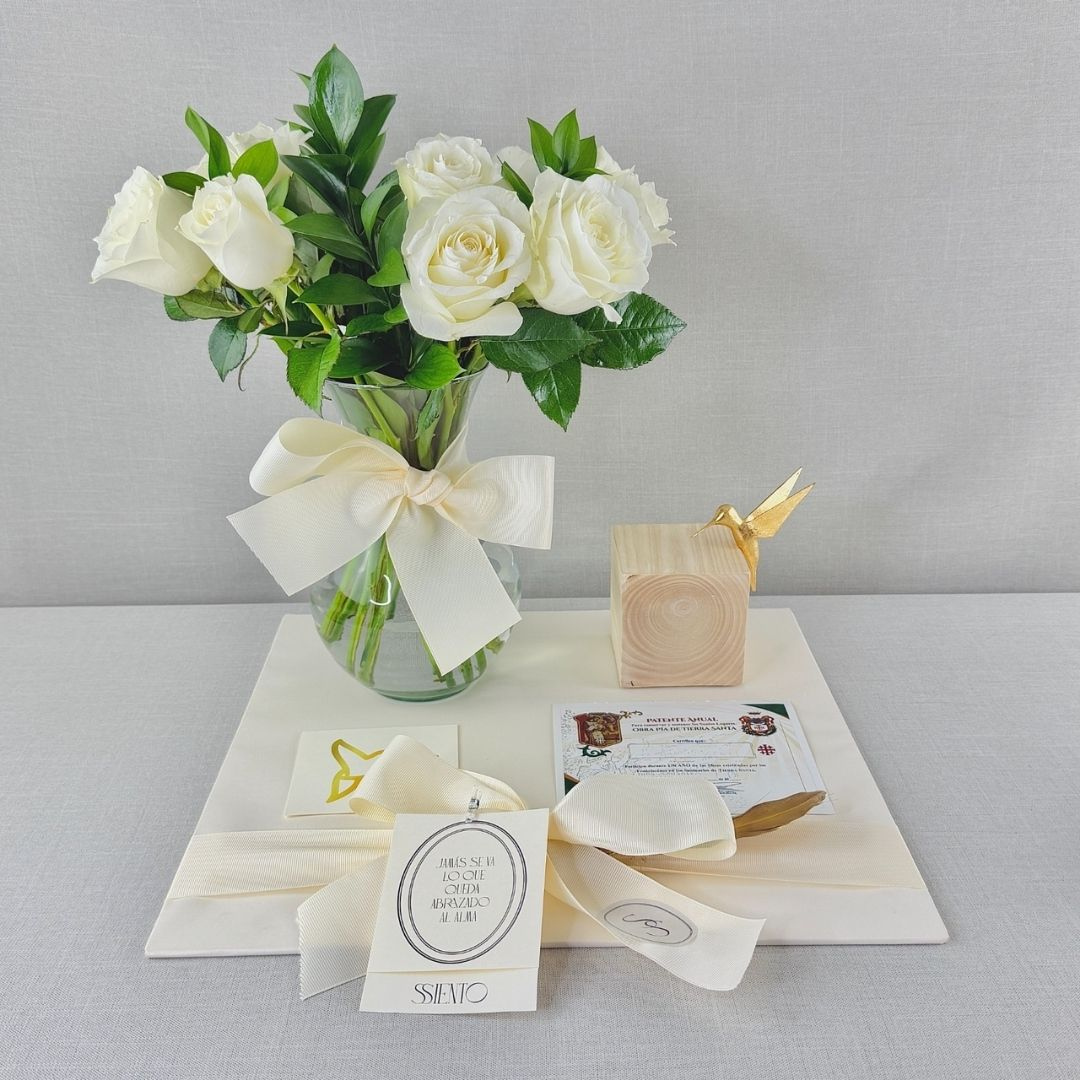 Kit Selecto 10 con florero de rosas blancas, colibrí dorado, patente, tarjeta y moño crema