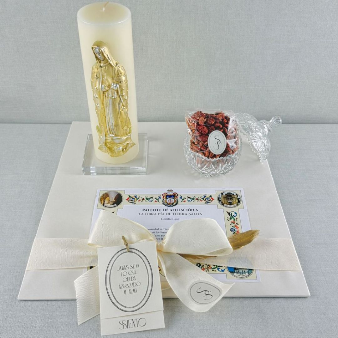 Kit Selecto 17 con cirio de Virgen de Guadalupe, nueces garapiñadas, patente y moño crema