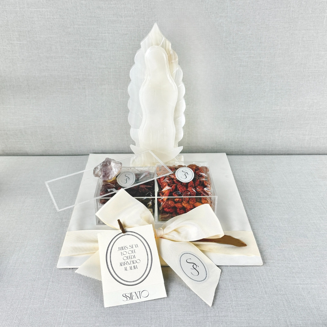 Kit Selecto 19 de condolencias con Virgen de ónix, caja de acrílico con botana, tarjeta y moño