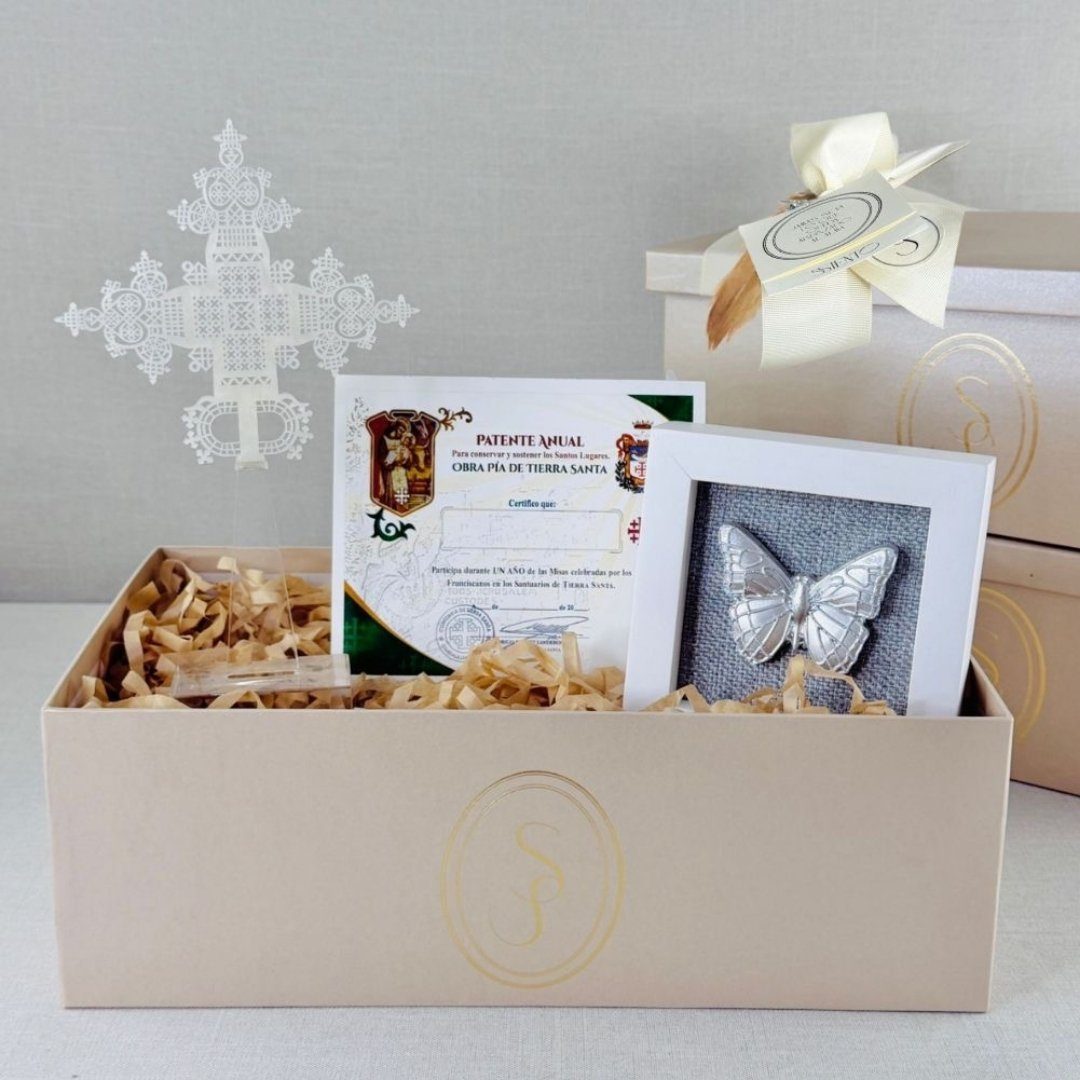 Kit Selecto 2 en caja beige Ssiento con cruz blanca, cuadro de mariposa y patente anual