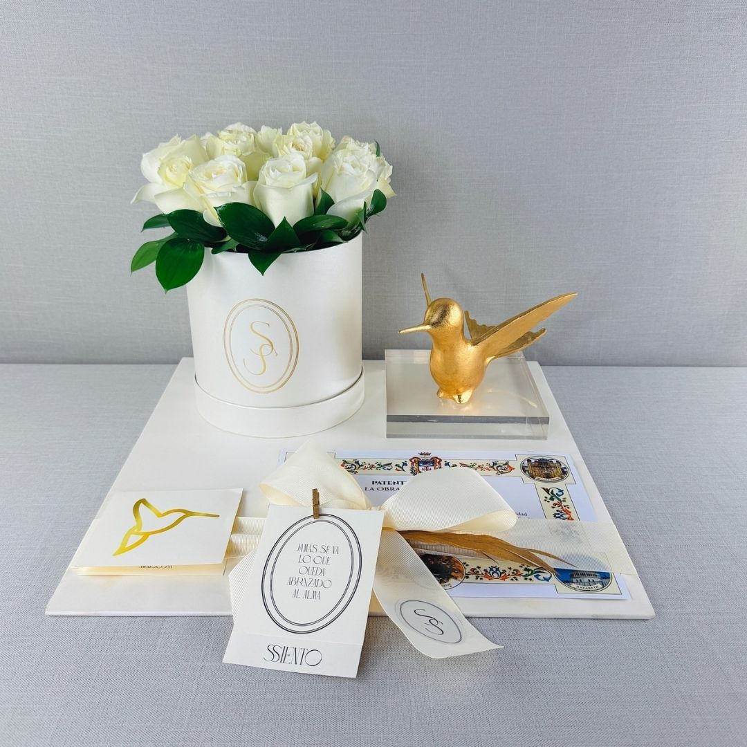 Kit Selecto 23 con caja de rosas blancas, pájaro dorado, patente y tarjeta de condolencias
