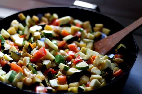 Un sauté d'aubergines en pleine préparation